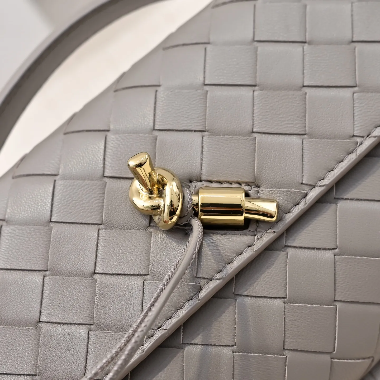 The batch of 1360 BV Andiamo evening handbags has been heavily planted again~ The designer aesthetics in the era of economic downturn are back. I fall in love with it at first sight and can't put it down. It's so beautiful and full of aura. The shape and texture are very competitive. It's light in weight and has sufficient capacity. It's a must-have for fashionistas. It's suitable for many occasions, minimalist, high-end and light luxury. Model No.: 741511 Size: 31*13*3cm
